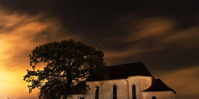 摩托车安全进阶指南：外置式与内置式护膝护肘的深度解析与骑行文化探讨