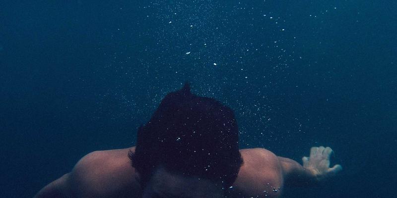 摩托车护颈（颈枕）的作用与选购指南：QJ MOTO骑士的长途骑行必备装备