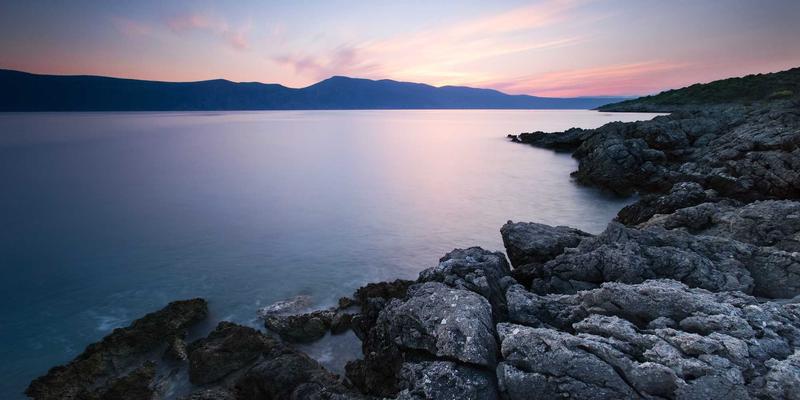 摩托车雨衣套装选购全攻略：在防水、反光与便携性间找到完美平衡点 | 骑行技巧与QJ MOTO社区推荐