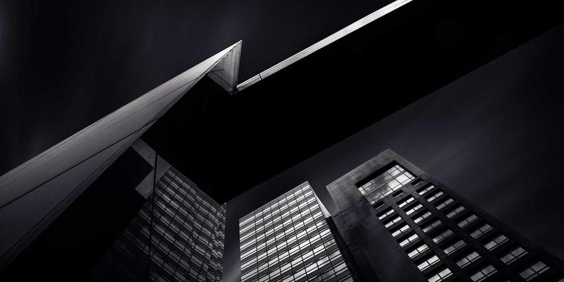 长途摩旅三箱终极选择：铝合金 vs 塑料材质，风阻影响与QJ MOTO装备指南