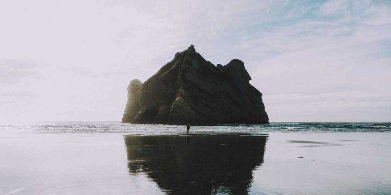 长途摩旅装备终极清单：穿越无人区的安全装备与骑行技巧